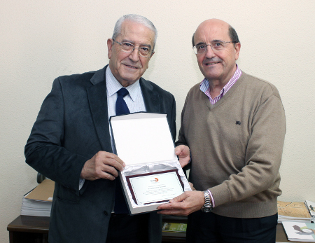 Manuel Muelas Peña (izda.) entrega una placa conmemorativa a Tomás Rubio Fernández, en reconocimiento a su labor en favor del sector de la madera, durante ocho años al frente de FEIM